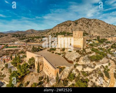 Blick aus der Vogelperspektive auf Petrer, mittelalterliche Stadt und Burg auf einem Hügel mit restauriertem Turm und Zinnen in der Nähe von Elda Spanien, Stockfoto