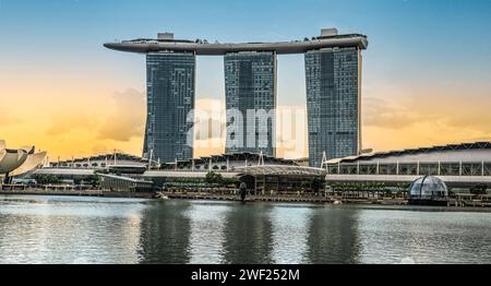 Singapur, 24. Januar 2024: Marina Bay Sands. Das Symbol Singapurs steht stolz in der Skyline der Marina Bay. Markante Architektur, mit drei verbundenen t Stockfoto