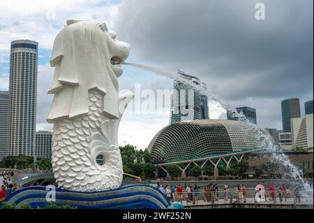 Singapur, Singapur, 24. Januar 2024: Skulptur des Merlion-Brunnens, Symbol Singapurs in der Marina Bay. Moderne Wolkenkratzer ziehen Touristen an. Kreatin Stockfoto