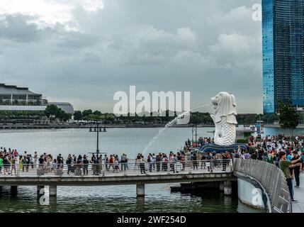 Singapur, Singapur, 24. Januar 2024: Skulptur des Merlion-Brunnens, Symbol Singapurs in der Marina Bay. Moderne Wolkenkratzer ziehen Touristen an. Kreatin Stockfoto