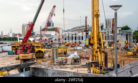 Singapur, 24. Januar 2024: Marina Bay Baustelle in Singapur mit einer Vielzahl von Kränen und schweren Maschinen. Dynamische Stadtentwicklung sc Stockfoto
