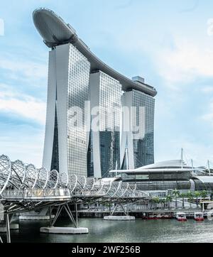 Singapur, 24. Januar 2024: Marina Bay Sands. Das Symbol Singapurs steht stolz in der Skyline der Marina Bay. Markante Architektur, mit drei verbundenen t Stockfoto