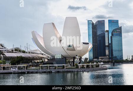 Singapur, 24. Januar 2024: ArtScience Museum in Singapur seine Lotus-inspirierte Struktur. Dieses architektonische Wunder symbolisiert Innovation und Kreativität Stockfoto
