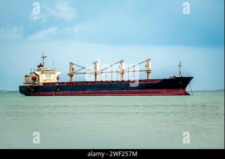 Unerkennbares Schiff, ein Öltanker, der durch das Rote Meer entlang der Küste des Jemen fährt. Transport von Öl und Gütern, die für die Weltwirtschaft wichtig sind, auf dem Seeweg. Stockfoto