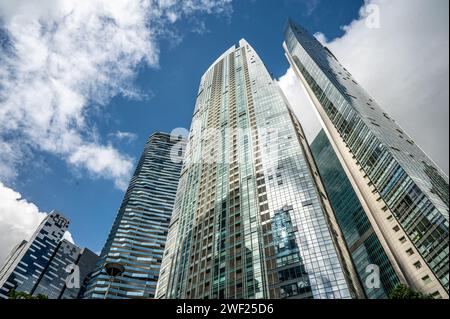 Singapur, Singapur, 24. Januar 2024: Die atemberaubende Skyline moderner Architektur dominiert das Geschäftsviertel von Singapur, das geschäftige Stadtzentrum ist der Beweis Stockfoto