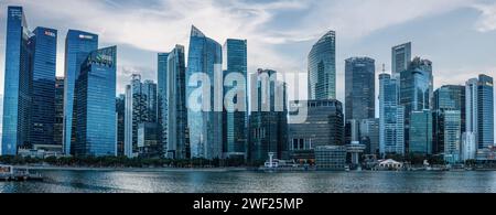 Singapur, Singapur, 24. Januar 2024: Die atemberaubende Skyline moderner Architektur dominiert das Geschäftsviertel von Singapur, das geschäftige Stadtzentrum ist der Beweis Stockfoto