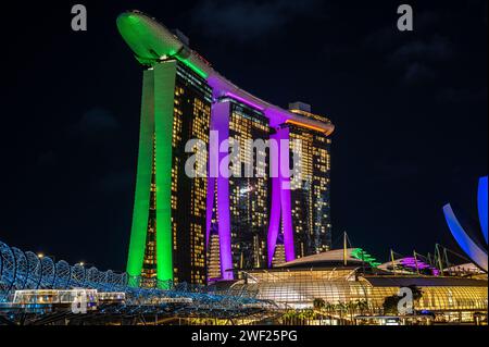 Singapur, 24. Januar 2024: Marina Bay Sands in Singapur seine lebendige Beleuchtung spiegelt sich in den umliegenden Gewässern. ArtScience Museum und Helix Bridge Stockfoto
