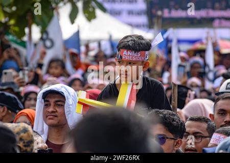 Aceh, Indonesien - Januar 2024: Präsidentschaftskandidat Anies Baswedan (und Ehefrau) begrüßte seine Anhänger während seines Wahlkampfes in Banda Aceh. Stockfoto