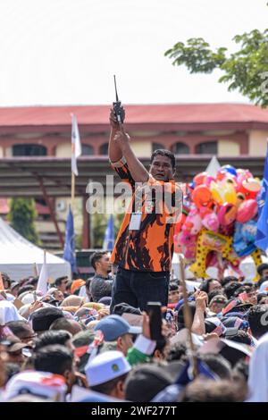 Aceh, Indonesien - Januar 2024: Präsidentschaftskandidat Anies Baswedan (und Ehefrau) begrüßte seine Anhänger während seines Wahlkampfes in Banda Aceh. Stockfoto