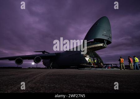 Merritt Island, Florida, USA. Januar 2024. US-Luftstreitkräfte, die der 9th Airlift Squadron zugeordnet sind, und Lockheed Martin-Crew entladen im Januar einen geostationären Operational Environmental Satellite der National Oceanic and Atmospheric Administration von einer C-5M Super Galaxy der US Air Force im Kennedy Space Center auf Merritt Island, Florida. 23, 2024. Die 9. AS-Flugbesatzung transportierte NOAAs neuesten Wettersatelliten, GOES-U, von der Buckley Space Force Base in Colorado zum Kennedy Space Center, wobei sie seine überdimensionale Tragfähigkeit als größtes Mobilitätsflugzeug im Bestand der Air Force nutzte. GEHT- Stockfoto