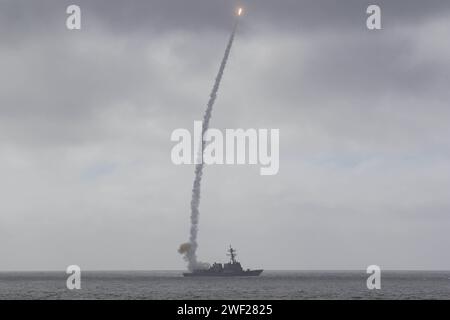 San Diego, Kalifornien, USA. Januar 2024. Der Arleigh-Burke-Klasse-Raketenzerstörer USS Michael Murphy (DDG 112) feuert im Januar eine SM-2 Block III-Rakete ab. 23, 2024. Michael Murphy ist der Abraham Lincoln Carrier Strike Group zugeordnet und befindet sich im US-Gebiet der 3rd Fleet, wo er ein fortgeschrittenes taktisches Training durchführt, das die Kampffähigkeit und taktische Fähigkeiten in allen Bereichen erhöht. (Kreditbild: © U.S. Navy/ZUMA Press Wire) NUR REDAKTIONELLE VERWENDUNG! Nicht für kommerzielle ZWECKE! Stockfoto