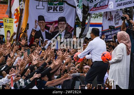 Aceh, Indonesien - Januar 2024: Präsidentschaftskandidat Anies Baswedan (und Ehefrau) begrüßte seine Anhänger während seines Wahlkampfes in Banda Aceh. Stockfoto