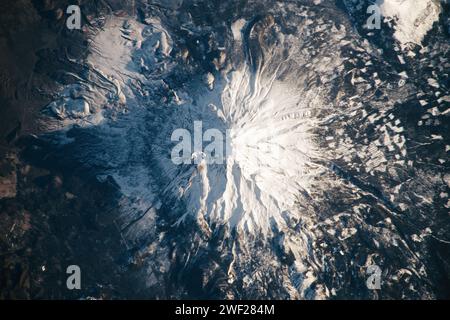 Kalifornien, USA. Februar 2023. Ein Astronaut an Bord der Internationalen Raumstation machte dieses Nadirfoto des Mount Shasta, als die Station Kalifornien überquerte. Der Mount Shasta ist ein 179 Fuß (4.233 Meter) hoher Gipfel zwischen Redding, Kalifornien und der Grenze zwischen Oregon und Kalifornien. Die Pisten von Shasta sind das ganze Jahr über zumindest teilweise schneebedeckt. Ein umfangreicheres Schneepack im Winter macht die sieben Gletscher des Berges schwer zu unterscheiden. Der Mount Shasta ist ein Stratovulkan, der während vier Kegelbauphasen errichtet wurde, die jeweils durch Zeiträume mit selteneren zentralen Ausbrüchen getrennt sind Stockfoto