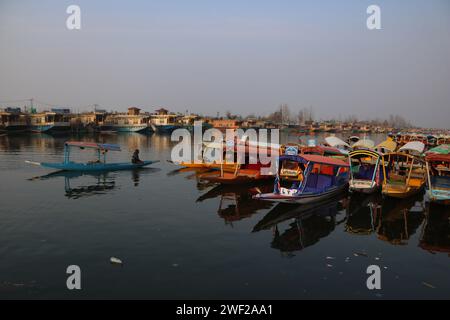 27. Januar 2024, Srinagar Kashmir, Indien: Die Leere Shikara stehen am Ufer des Dal Sees in Srinagar. In den letzten 24 Stunden kam es in den höheren Bergen von Jammu und Kaschmir zu leichten Schneefällen, da der Zauber extremer Kälte sowohl im Kaschmir-Tal als auch in der Jammu-Division etwas nachließ. Höhere Gebiete wie Sonamarg, Gulmarg, Sinthan Top, Moghal Road, Karnah, der Razdan Pass und der Zojila Pass waren leicht schneebedeckt, während die Bewohner der Ebenen noch auf den ersten Schneefall dieser Saison warten. Am 27. Januar 2024 In Srinagar Kaschmir, Indien. (Foto: Firdous Nazir/Eyepix Group) Stockfoto