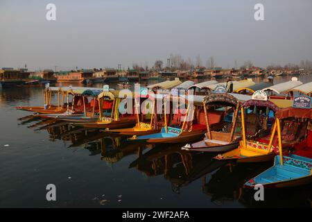 Srinagar Kaschmir, Indien. Januar 2024. Die leeren Shikara stehen am Ufer des Dal Sees in Srinagar. In den letzten 24 Stunden kam es in den höheren Bergen von Jammu und Kaschmir zu leichten Schneefällen, da der Zauber extremer Kälte sowohl im Kaschmir-Tal als auch in der Jammu-Division etwas nachließ. Höhere Gebiete wie Sonamarg, Gulmarg, Sinthan Top, Moghal Road, Karnah, der Razdan-Pass und der Zojila-Pass erhielten leichten Schneefall, während die Bewohner der Ebenen noch auf den sÂ firstÂ Schneefall dieser Saison warten. Am 27. Januar 2024 In Srinagar Kaschmir, Indien. (Kreditbild: © Firdous Nazir/Okularis via ZUMA Press Wire) E Stockfoto