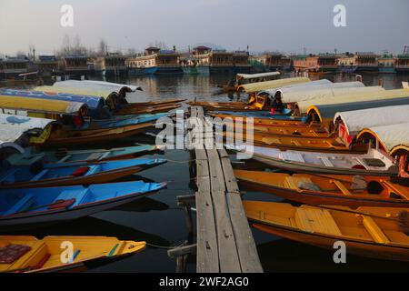 Srinagar Kaschmir, Indien. Januar 2024. Die leeren Shikara stehen am Ufer des Dal Sees in Srinagar. In den letzten 24 Stunden kam es in den höheren Bergen von Jammu und Kaschmir zu leichten Schneefällen, da der Zauber extremer Kälte sowohl im Kaschmir-Tal als auch in der Jammu-Division etwas nachließ. Höhere Gebiete wie Sonamarg, Gulmarg, Sinthan Top, Moghal Road, Karnah, der Razdan-Pass und der Zojila-Pass erhielten leichten Schneefall, während die Bewohner der Ebenen noch auf den sÂ firstÂ Schneefall dieser Saison warten. Am 27. Januar 2024 In Srinagar Kaschmir, Indien. (Kreditbild: © Firdous Nazir/Okularis via ZUMA Press Wire) E Stockfoto