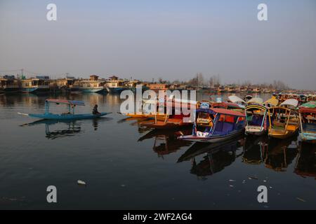 Srinagar Kaschmir, Indien. Januar 2024. Die leeren Shikara stehen am Ufer des Dal Sees in Srinagar. In den letzten 24 Stunden kam es in den höheren Bergen von Jammu und Kaschmir zu leichten Schneefällen, da der Zauber extremer Kälte sowohl im Kaschmir-Tal als auch in der Jammu-Division etwas nachließ. Höhere Gebiete wie Sonamarg, Gulmarg, Sinthan Top, Moghal Road, Karnah, der Razdan-Pass und der Zojila-Pass erhielten leichten Schneefall, während die Bewohner der Ebenen noch auf den sÂ firstÂ Schneefall dieser Saison warten. Am 27. Januar 2024 In Srinagar Kaschmir, Indien. (Kreditbild: © Firdous Nazir/Okularis via ZUMA Press Wire) E Stockfoto