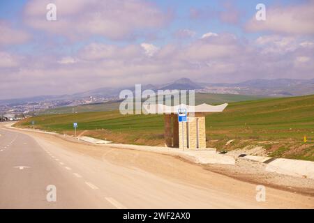 Shamakhi. Aserbaidschan. 03.26.2021. Bushaltestelle am Stadtrand. Stockfoto