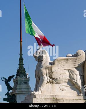 Rom, Italien. Januar 2024. Die italienische Nationalflagge fliegt am 27. Januar 2024 am Nationaldenkmal Victor Emmanuel II. In Rom. Im Jahr 2005 verabschiedete die UN-Generalversammlung eine Resolution, die den 27. Januar zum Internationalen Tag des Gedenkens an die Opfer des Holocaust erklärte, dem Tag, an dem das Vernichtungslager Auschwitz 1945 befreit wurde. Quelle: Li Jing/Xinhua/Alamy Live News Stockfoto