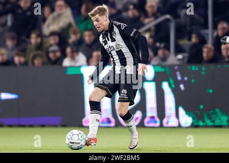 ALMELO, NIEDERLANDE - 27. JANUAR: Emil Hansson (Heracles Almelo) kontrolliert den Ball während des Eredivisie-Spiels Heracles Almelo und AFC Ajax bei Erve AS Stockfoto