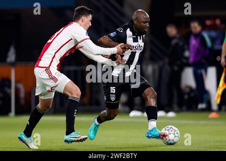 ALMELO, NIEDERLANDE - 27. JANUAR: Benjamin Tahirovic (Ajax) und Jetro Willems (Heracles Almelo) kämpfen um den Ball während des Eredivisie-Spiels Heracl Stockfoto