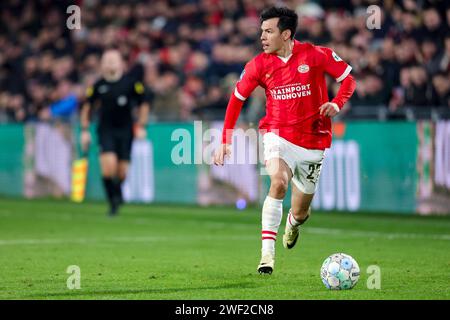 EINDHOVEN, NIEDERLANDE - 27. JANUAR: Hirving Lozano (PSV Eindhoven) kontrolliert den Ball während des Eredivisie-Spiels zwischen PSV Eindhoven und Almere City AT Stockfoto