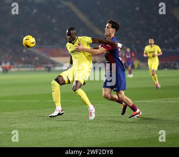 Barcelona, Spanien. Januar 2024. HECTOR FORT vom FC Barcelona, Right und ERIC BAILLY von Villarreal CF kämpfen um den Ball während der La Liga EA Sports zwischen dem FC Barcelona und Villarreal CF bei der Estadi Olimpic Lluis Company in Barcelona. (Kreditbild: © Xavi Urgeles/ZUMA Press Wire) NUR REDAKTIONELLE VERWENDUNG! Nicht für kommerzielle ZWECKE! Quelle: ZUMA Press, Inc./Alamy Live News Stockfoto