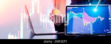 Geschäftsmann kaufte 2024 Bitcoin mit digitaler Technologie und Laptop. Stockfoto