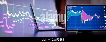 Geschäftsmann kauft ETF mit digitaler Technologie und Laptop-Computer mit Forex-Chart und Kerzendiagramm auf dem Bildschirm. Stockfoto