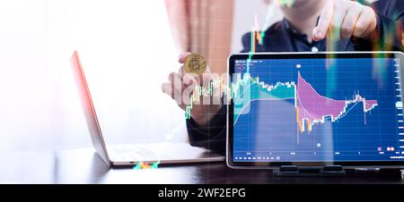 Geschäftsmann kaufte 2024 Bitcoin mit digitaler Technologie und Laptop. Stockfoto