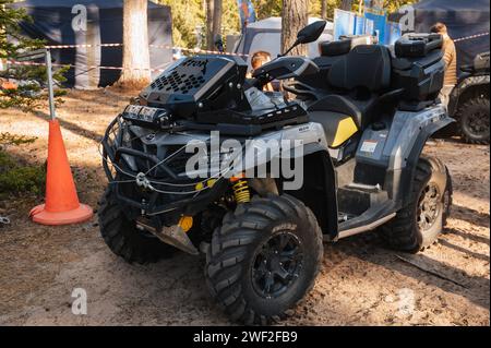 REPUBLIK KARELIEN, RUSSLAND - CA. JUNI 2022: Offroad-Turnier Ladoga Trophy 2022 in Karelien. Ein leistungsstarkes Quad steht vor dem Rennen Stockfoto