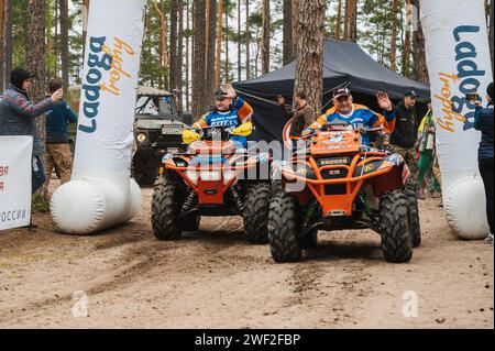 REPUBLIK KARELIEN, RUSSLAND - CIRCA JUNI 2022: Offroad-Turnier Ladoga Trophy 2022 in Karelien. ATV-Rennfahrer starten feierlich das Rennen Stockfoto