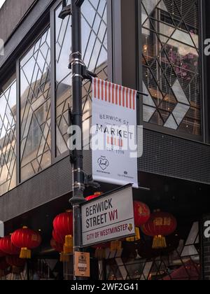 LONDON, Großbritannien - 27. JANUAR 2024: Buntes Banner für den Berwick Street Market in Soho Stockfoto