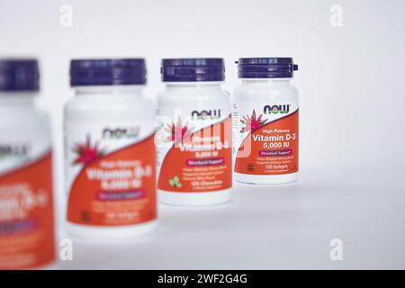 Reihe von Gläsern mit Vitamin D 3, High Potency, JETZT Foods Company, iHerb Online-Shop. Gesunde Nahrungsergänzungsmittel für Knochen Immungesundheit. Grauer Hintergrund, Auswahl Stockfoto