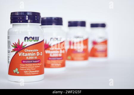 Reihe von Gläsern mit Kauvitamin D 3, JETZT Foods Company, iHerb Online-Shop. Gesunde Nahrungsergänzungsmittel für Knochen Immungesundheit. Grauer Hintergrund, selektiv Stockfoto