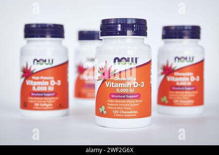 JETZT Foods Company, iHerb Online-Shop. Gesunde Nahrungsergänzungsmittel für Knochen Immungesundheit. Vier Plastikgläser mit Kauvitamin D-3. Grauer Hintergrund, Nahaufnahme. Bischkek, Kirgisistan - 8. Dezember 2023 Stockfoto