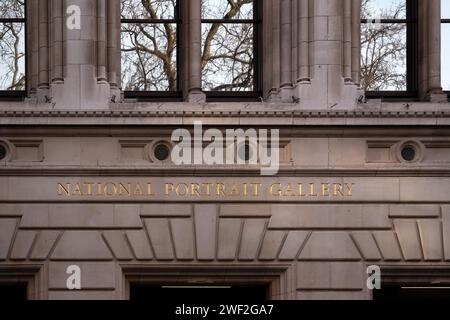 LONDON, Großbritannien - 27. JANUAR 2024: Geschnitztes Schild über dem Eingang zur National Portrait Gallery in St. Martin’s Place​ Stockfoto