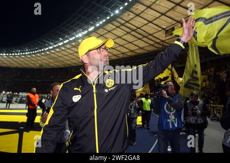 Ehrenrunde nach dem Spiel: Jürgen Klopp , Trainer-Cheftrainer Borussia Dortmund verabschiedet sich von den Dortmunder Fans Fußball DFB Pokalfinale : Borussia Dortmund - VFL Wolfsburg 1:3 © diebilderwelt / Alamy Stock Stockfoto