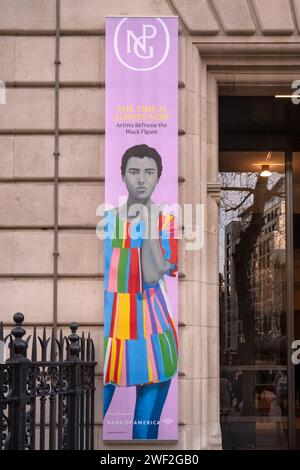 LONDON, Großbritannien - 27. JANUAR 2024: Banner-Schild für die Ausstellung „The Time Is Always Now“ in der National Portrait Gallery in St. Martin’s Place​ Stockfoto