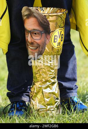 Fan mit Pokal und Klopp Maske Fussball DFB Pokal Finale BVB Borussia Dortmund VfL Wolfsburg © diebilderwelt / Alamy Stock Stockfoto