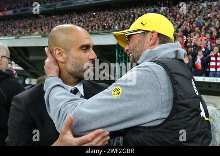 Trainer Trainer PEP Josep Guardiola FC Bayern MŸnchen München und JŸrgen Klopp , Trainer Borussia Dortmund Fussball DFB Pokal Halbfinale FC Bayern MŸnchen BVB Borussia Dortmund © diebilderwelt / Alamy Stock Stockfoto