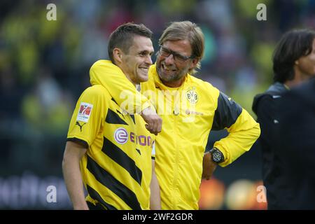 JŸrgen Klopp , Trainer Borussia Dortmund umarmt Sebastian Kehl ( Borussia Dortmund ) Fußball-Supercup 2014 : Borussia Dortmund - FC Bayern MŸnchen 2:0 © diebilderwelt / Alamy Stock Stockfoto