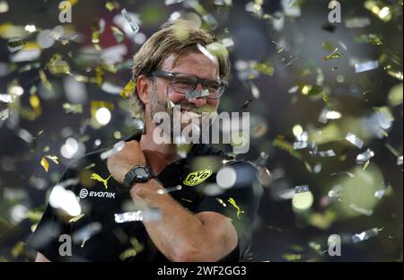 Im Flitterregen Goldregen Trainer JŸrgen Jürgen Klopp Borussia Dortmund Supercup Fußball Borussia Dortmund BVB - FC Bayern MŸnchen 4:2 Saison 2013/ 2014 © diebilderwelt / Alamy Stock Stockfoto