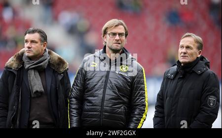 JŸrgen Klopp , Trainer Borussia Dortmund , BVB Boss Hans-Joachim Watzke , Sportdirektor Michael Zorc Fussball 1. Bundesliga : FC Augsburg - Borussia Dortmund 10.11.2012 SGL Arena © diebilderwelt / Alamy Stock Stockfoto