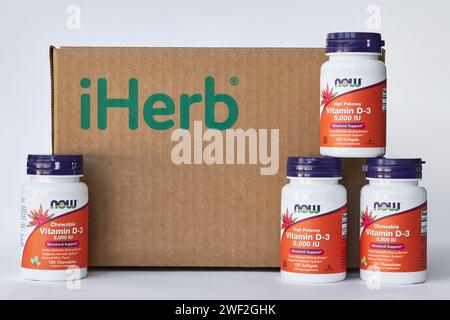 Vier Gläser Kaubares, hochwirksames Vitamin D-3, JETZT Foods Company, in der Nähe von iHerb Brown Karton Box. Nahrungsergänzungsmittel im Online-Shop kaufen, auspacken. Bischkek, Kirgisistan - 8. Dezember 2023 Stockfoto