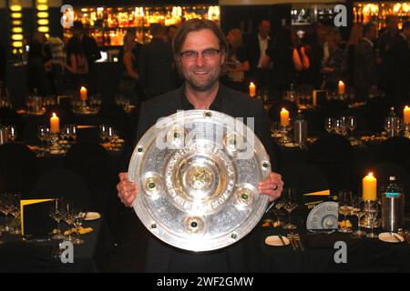 Trainer JŸrgen Jürgen Klopp Borussia Dortmund mit Meisterschale Fussball Saison 2011 / 12 1 Bundesliga Borussia Dortmund feiert die Meisterschaft Deutscher Fussball Meister 2011 / 2012 Borussia Dortmund deutscher Meister © diebilderwelt / Alamy Stock Stockfoto