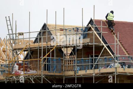 Aktenfoto vom 13./01/20 von neuen Häusern, die auf der Chilmington-Siedlung in Ashford, Kent, gebaut werden. Ein wichtiges Ziel der schottischen Regierung, in den nächsten zehn Jahren erschwingliche Wohnungen zu bauen, ist laut einem von Labour erhaltenen Ministergespräch "gefährdet". Die Verpflichtung, bis 2032 110.000 erschwingliche Wohnungen zu bauen, wurde im Regierungsprogramm 2021, der ersten Legislativagenda der SNP-grünen Regierung, eingegangen. Ausgabedatum: Sonntag, 28. Januar 2024. Stockfoto