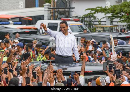 Aceh, Indonesien - Januar 2024: Präsidentschaftskandidat Anies Baswedan (und Ehefrau) begrüßte seine Anhänger während seines Wahlkampfes in Banda Aceh. Stockfoto