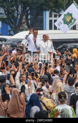 Aceh, Indonesien - Januar 2024: Präsidentschaftskandidat Anies Baswedan (und Ehefrau) begrüßte seine Anhänger während seines Wahlkampfes in Banda Aceh. Stockfoto