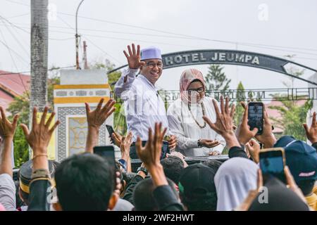 Aceh, Indonesien - Januar 2024: Präsidentschaftskandidat Anies Baswedan (und Ehefrau) begrüßte seine Anhänger während seines Wahlkampfes in Banda Aceh. Stockfoto